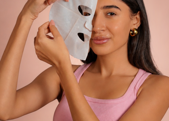 When skin feels dry, tight, or uncomfortable, the right masking material matters. Discover why Bio-Cellulose is naturally suited to moisture-focused skincare.