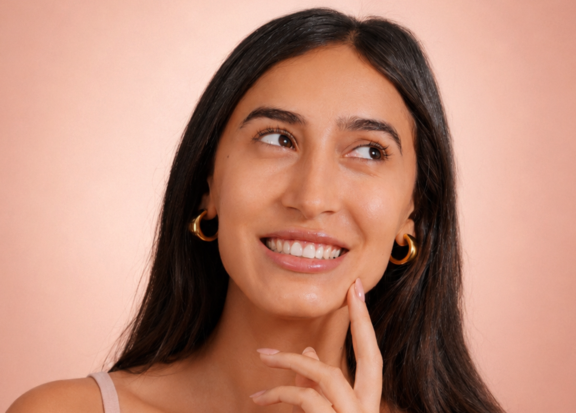 Dryness, environmental stress, and everyday changes can leave skin feeling uncomfortable. A simple moisture-focused routine can help support a softer, calmer-looking complexion.