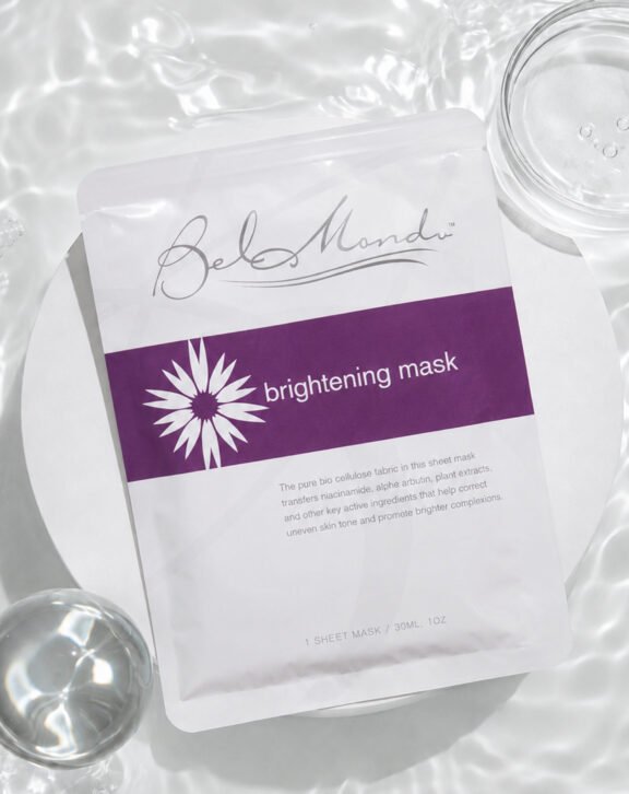 Belmondo's lightening mask helps even out skin tone and give it radiance and freshness. Rich in active ingredients that help reduce the appearance of dark spots and support a healthy skin appearance. • Helps unify skin tone • Gives skin radiance and freshness • Contributes to reducing the appearance of dark spots • Suitable for regular skin care